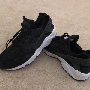 Black Nike Air Huaraches